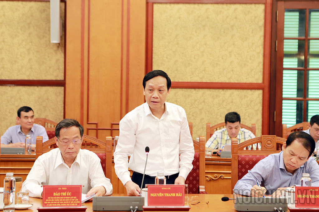 Đồng chí Nguyễn Thanh Hải, Phó trưởng Ban Nội chính Trung ương, Thành viên Ban Chỉ đạo, Tổ trưởng Tổ Biên tập Đề án trình bày Báo cáo tại Phiên họp