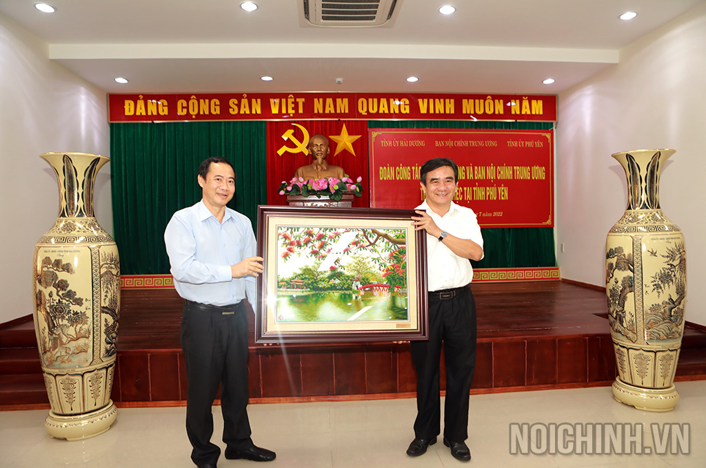 Đồng chí Nguyễn Thái Học, Phó trưởng Ban, Chủ tịch Công đoàn Cơ quan Ban Nội chính Trung ương tặng quà tỉnh ủy Phú Yên