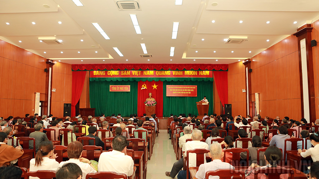 Đoàn công tác Ban Nội chính Trung ương và tỉnh Hải Dương trao tặng quà cho các gia đình chính sách, người có công của tỉnh Phú Yên