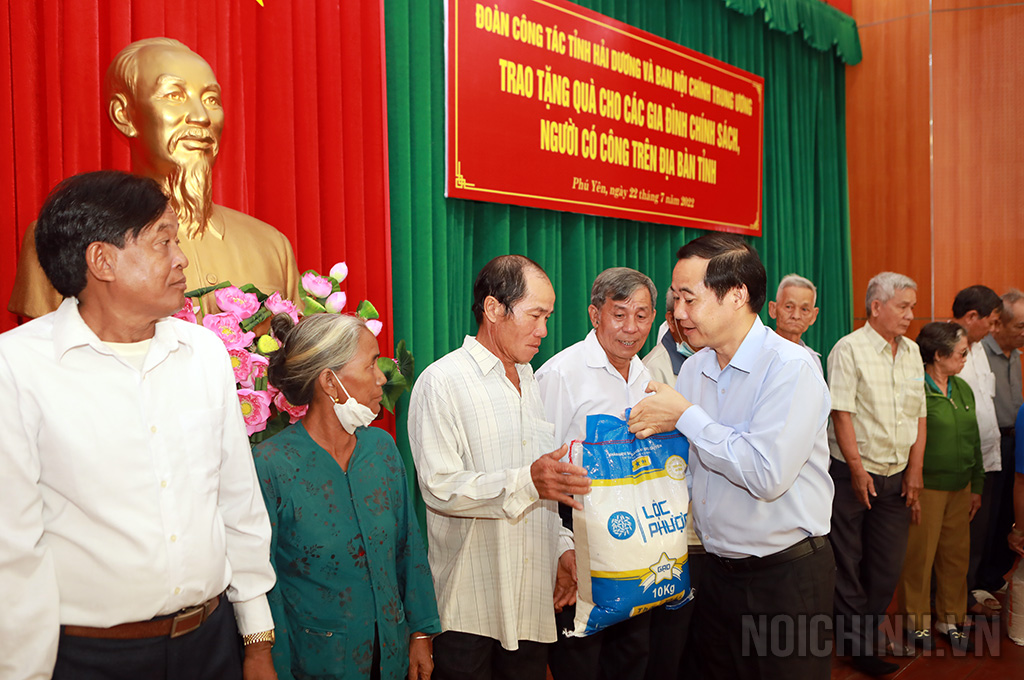 Đồng chí Nguyễn Thái Học, Phó trưởng Ban Nội chính Trung ương tặng quà các gia đình chính sách, người có công tại tỉnh Phú Yên