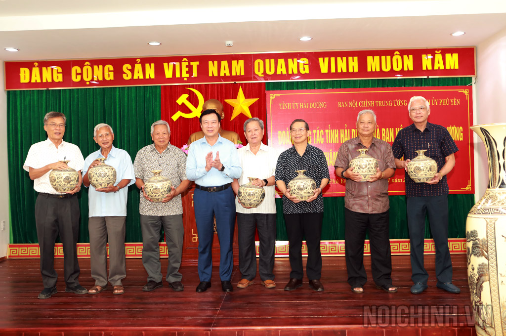 Đồng chí Phạm Xuân Thăng, Ủy viên Trung ương Đảng, Bí thư Tỉnh ủy, Chủ tịch HĐND tỉnh Hải Dương tặng quà các đồng chí nguyên lãnh đạo Tỉnh ủy Phú Yên