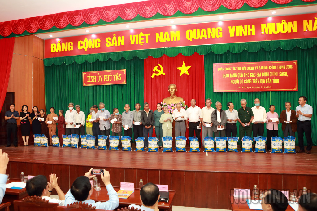 Đoàn công tác tặng quà các giai đình chính sách, người có công của tỉnh Phú Yên