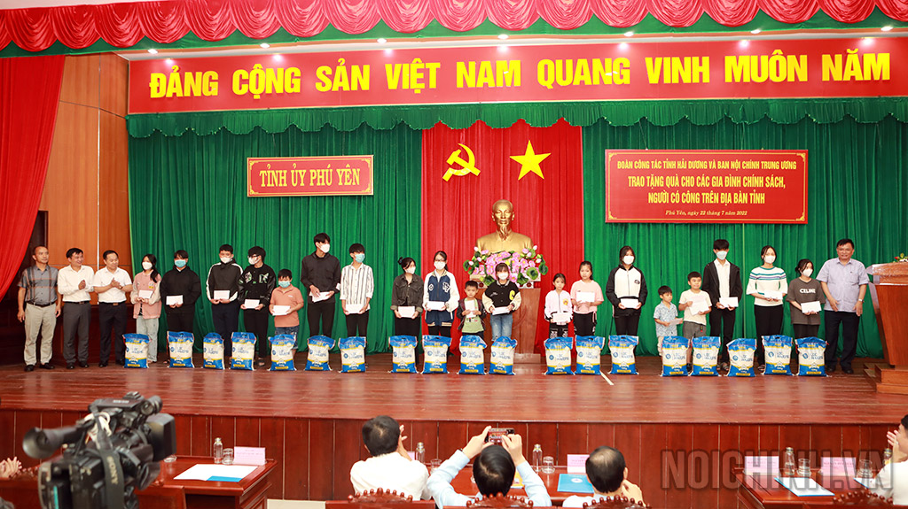 Đoàn công tác tặng quà các gia đình chính sách, người có công của tỉnh Phú Yên