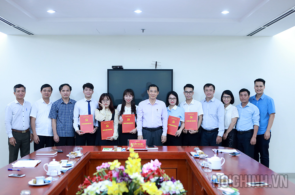 Đồng chí Nguyễn Thái Học, Phó trưởng Ban Nội chính Trung ương và lãnh đạo các vụ chúc mừng các công chức mới được tuyển dụng