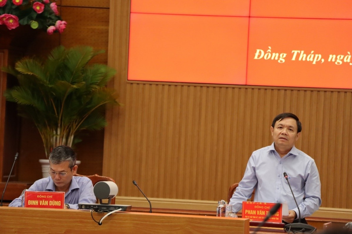 Đồng chí Phan Văn Thắng, Phó Bí thư Thường trực Tỉnh ủy, Chủ tịch Hội đồng nhân dân Tỉnh phát biểu tại Hội nghị