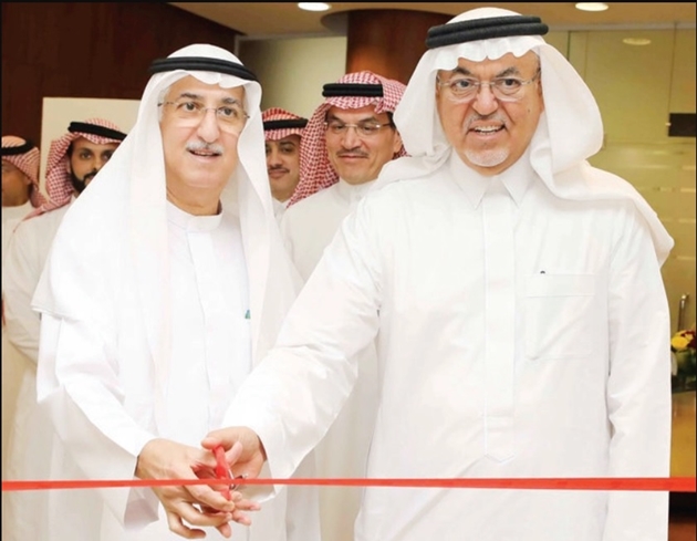 Thống đốc Ngân hàng Trung ương Ả Rập Xê Út, Fahd bin Abdullah Al-Mubarak (trái ảnh) khai trương trung tâm hoạt động chống gian lận tài chính                                                       