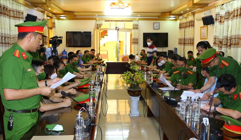 Cơ quan CSĐT - Công an tỉnh Nam Định tiến hành tống đạt các quyết định, lệnh đến các bị cáo tại trụ sở CDC Nam Định liên quan vụ án đấu thầu, mua sắm kít test xét nghiệm Covid-19 của Công ty Việt Á (tháng 7/2022)