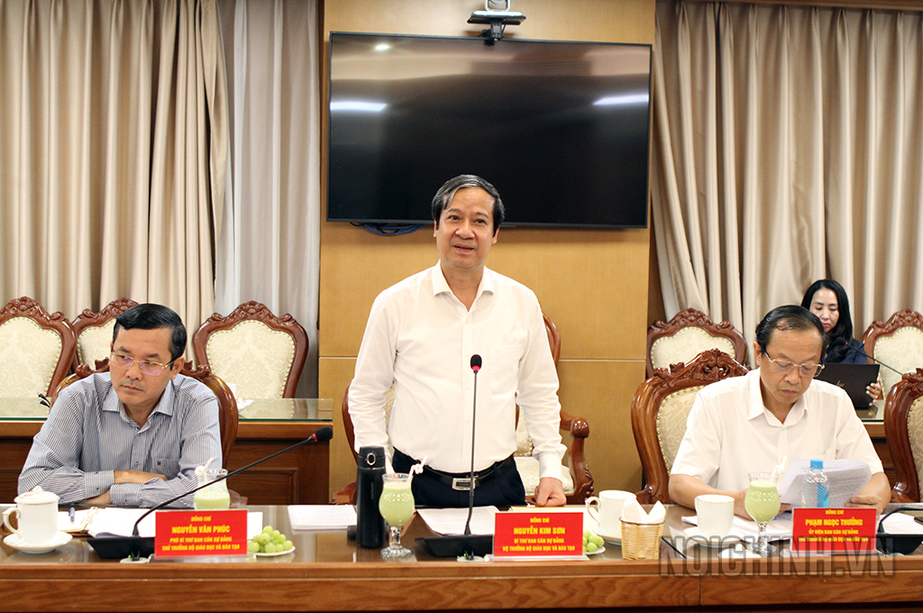 Đồng chí Nguyễn Kim Sơn, Ủy viên Trung ương Đảng, Bí thư Ban cán sự, Bộ trưởngBộ GD&ĐT phát biểu tại buổi làm việc