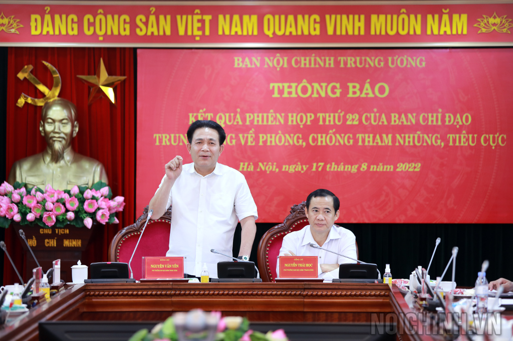 Đồng chí Nguyễn Văn Yên, Phó trưởng Ban Nội chính Trung ương trả lời các câu hỏi của phóng viên tại cuộc họp