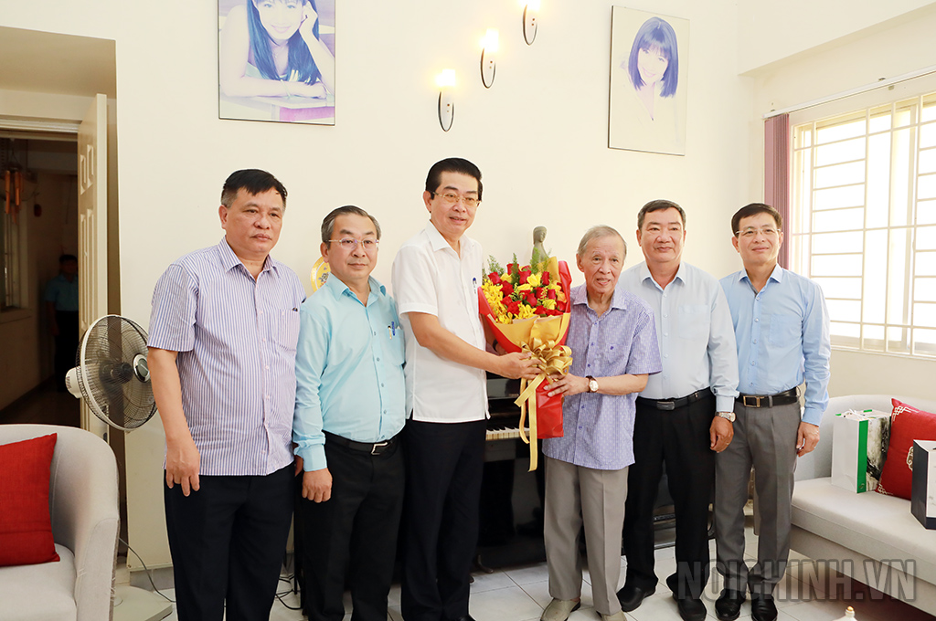 Đồng chí Võ Văn Dũng, Ủy viên Trung ương Đảng, Phó trưởng Ban Thường trực Ban Nội chính Trung ương tặng hoa và chụp ảnh lưu niệm