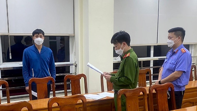 Bị can Nguyễn Văn Hưng, Đội trưởng Trạm thu phí IC14, Cao tốc Nội Bài - Lào Cai bị bắt tạm giam vì hành vi “Lợi dụng chức vụ, quyền hạn trong khi thi hành công vụ”