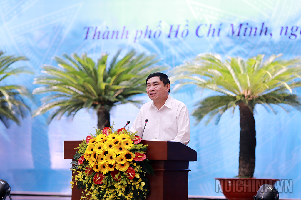 Đồng chí Trần Quốc Cường, Ủy viên Trung ương Đảng, Phó Trưởng Ban Nội chính Trung ương trình bày chuyên đề tại Hội nghị