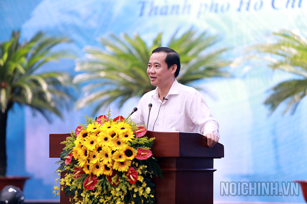 Đồng chí Nguyễn Thái Học, Phó Trưởng Ban Nội chính Trung ương trình bày chuyên đề tại Hội nghị