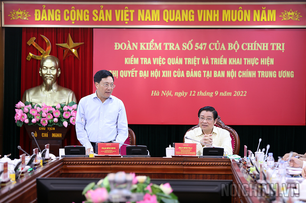 Đồng chí Phạm Bình Minh, Ủy viên Bộ Chính trị, Phó Thủ tướng Thường trực Chính phủ, Trưởng Đoàn Kiểm tra phát biểu tại Hội nghị