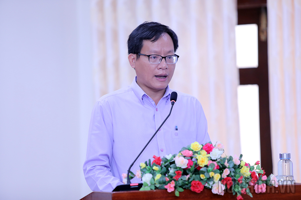 Đồng chí Nguyễn Nam Thắng, Phó Trưởng ban Thường trực Ban Nội chính Tỉnh ủy Phú Yên trình bày Báo cáo tại Hội nghị