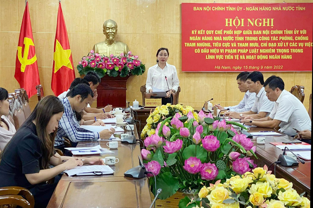 Đồng chí Đinh Thị Lụa, Phó Bí thư Thường trực Tỉnh ủy Hà Nam phát biểu tại Hội nghị