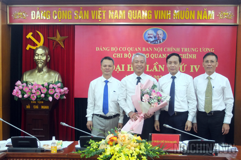 Đồng chí Nguyễn Thanh Hải, Phó Trưởng Ban, Phó Bí thư Đảng ủy Cơ quan Ban Nội chính Trung ương tặng hoa chúc mừng Ban Chi ủy Vụ Cơ quan nội chính nhiệm kỳ 2022-2025