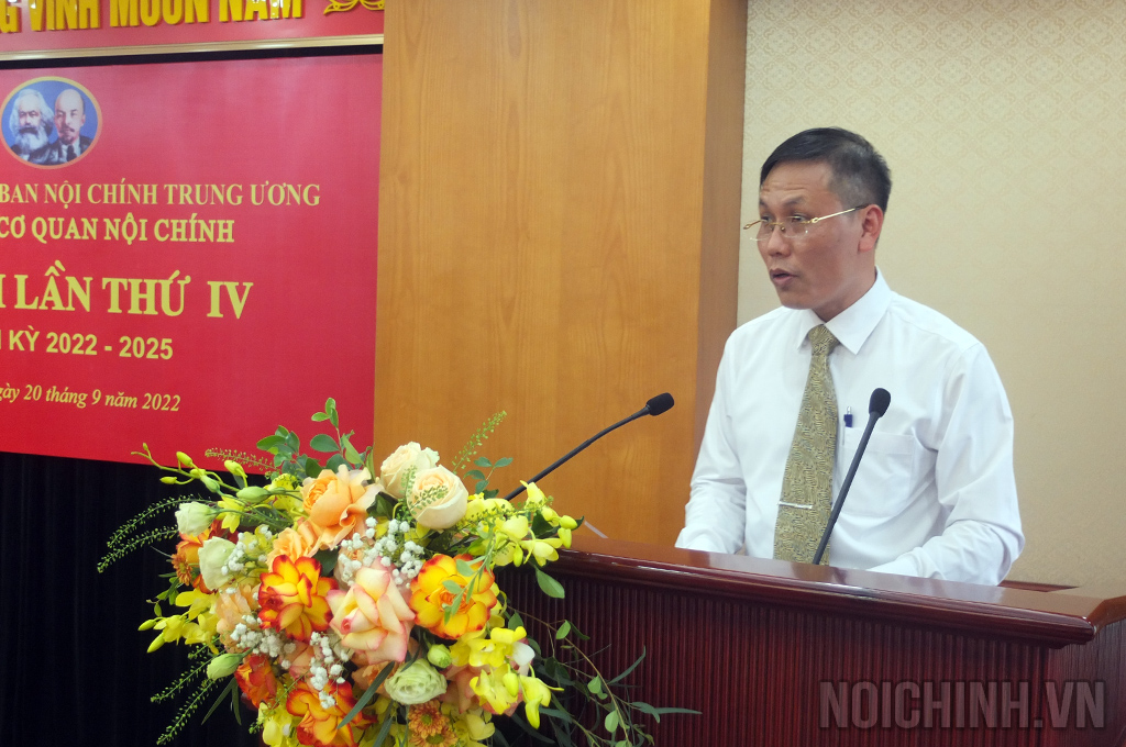 Đồng chí Nguyễn Văn Phương, Chi ủy viên Chi bộ nhiệm kỳ 2020-2022 báo cáo tình hình đảng viên tham dự Đại hội