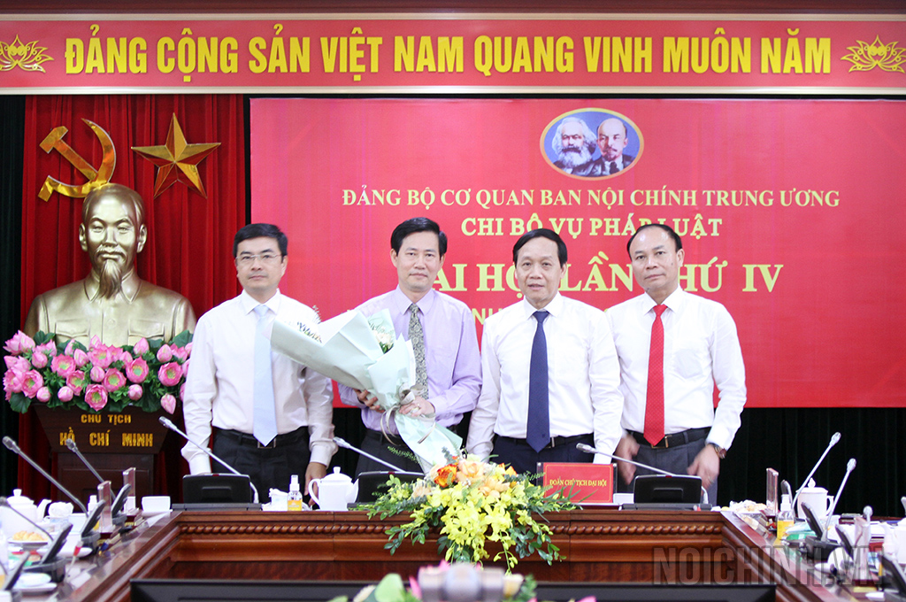 Đồng chí Nguyễn Thanh Hải, Phó trưởng Ban, Phó Bí thư Đảng ủy Cơ quan Ban Nội chính Trung ương tặng hoa chúc mừng Ban Chi ủy Vụ  Pháp luật nhiệm kỳ 2022-2025