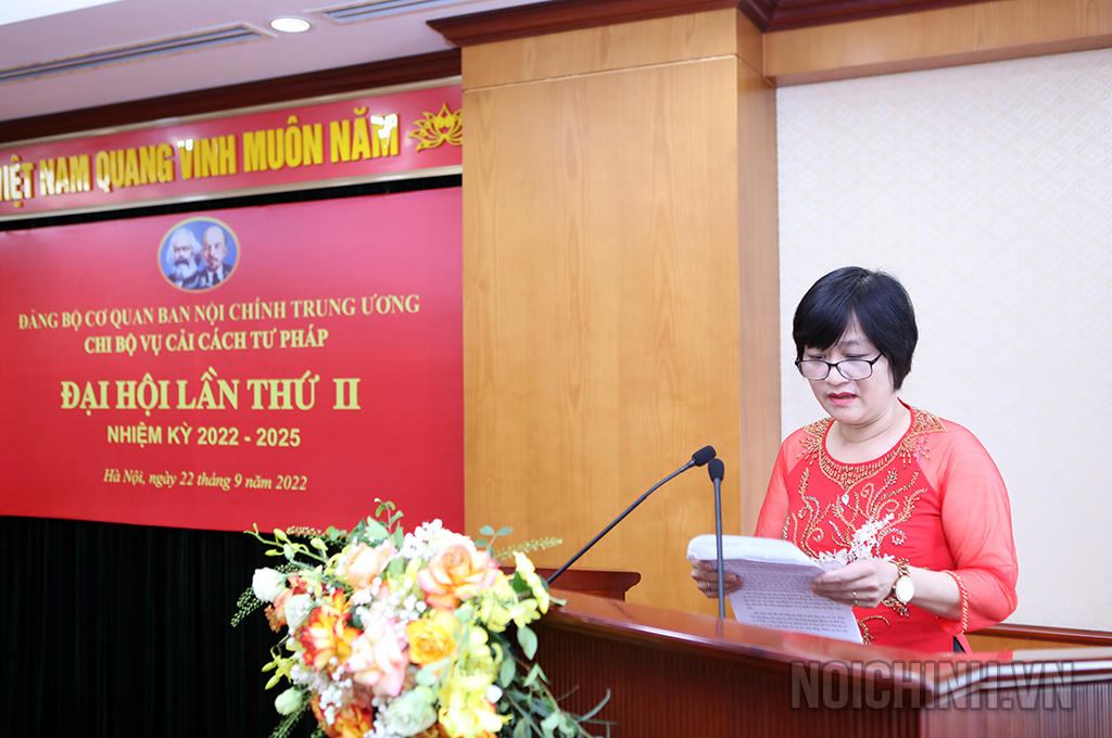 Đồng chí Đào Thị Hoài Thu, Thư ký Đại hội thông qua dự thảo Nghị quyết 