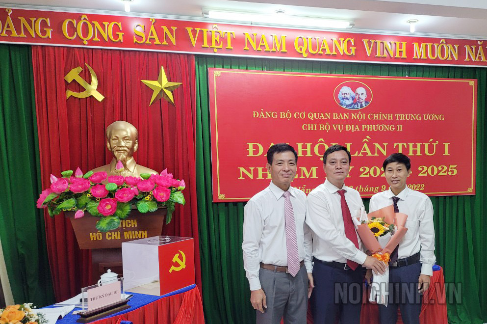 Đồng chí Nguyễn Đại Nghĩa, Ủy viên Ban Thường vụ Đảng ủy chúc mừng Chi ủy Vụ Địa phương II
