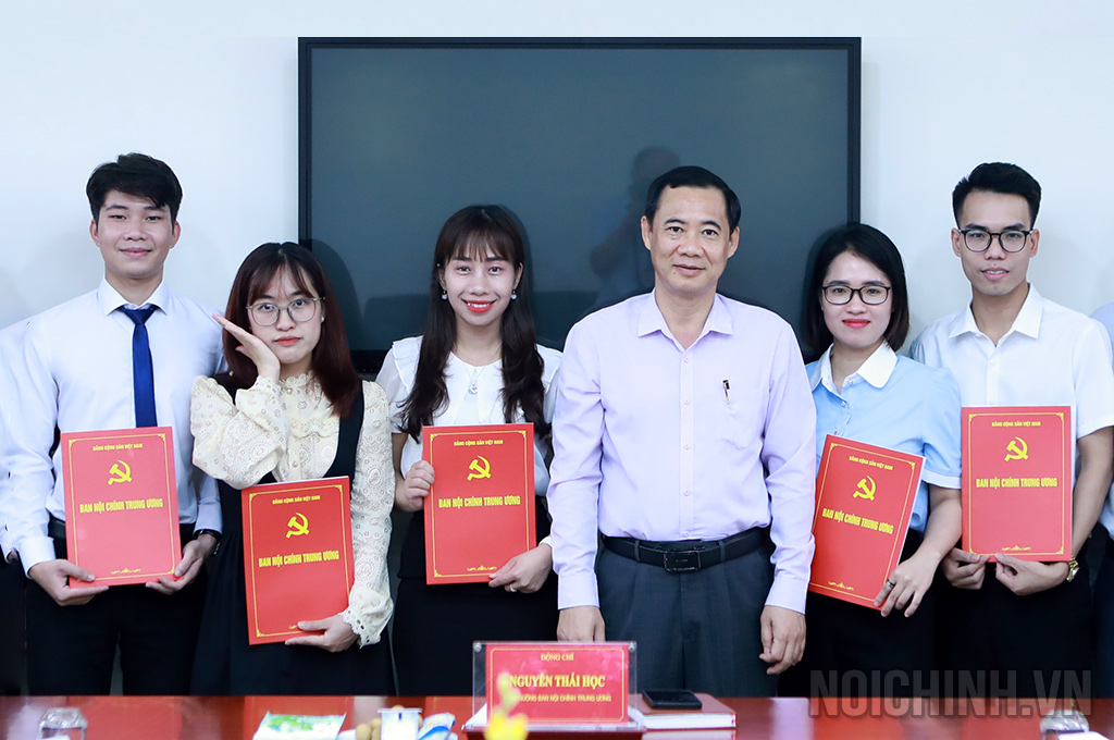 Đồng chí Nguyễn Thái Học, Phó trưởng Ban Nội chính Trung ương trao Quyết định  công chức mới được tuyển dụng