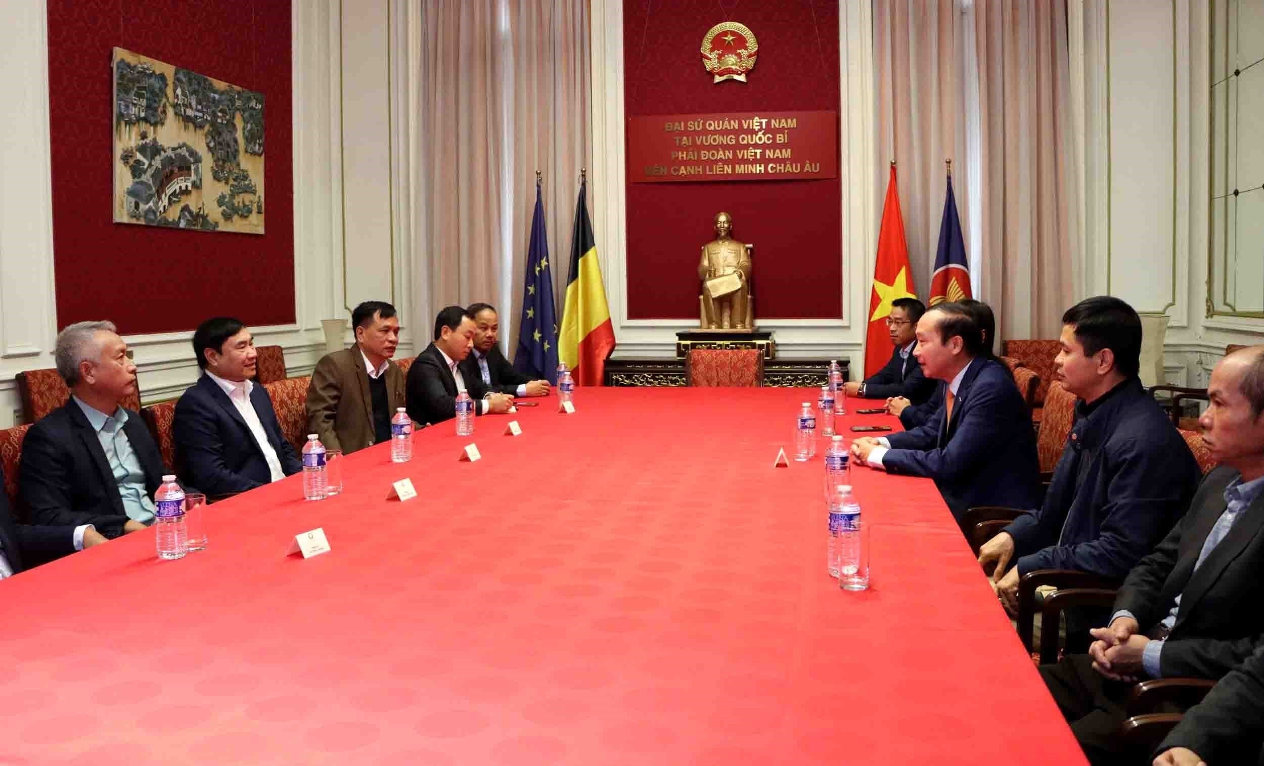 Đồng chí Trần Quốc Cường, Ủy viên Trung ương Đảng, Phó Trưởng Ban cùng Đoàn công tác Ban Nội chính Trung ương tại buổi làm việc với cán bộ Đại sứ quán Việt Nam tại Bỉ