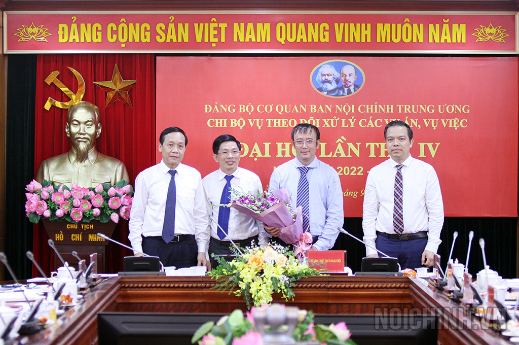 Đồng chí Nguyễn Thanh Hải, Phó trưởng Ban, Phó Bí thư Đảng ủy Cơ quan Ban Nội chính Trung ương tặng hoa chúc mừng Ban Chi ủy Vụ Theo dõi xử lý các vụ án, vụ việc nhiệm kỳ 2022-2025