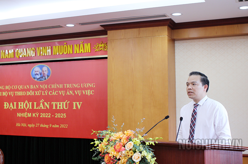 Đồng chí Nguyễn Thanh Tân, Phó Vụ trưởng trình bày báo cáo tình hình đảng viên tham dự Đại hội