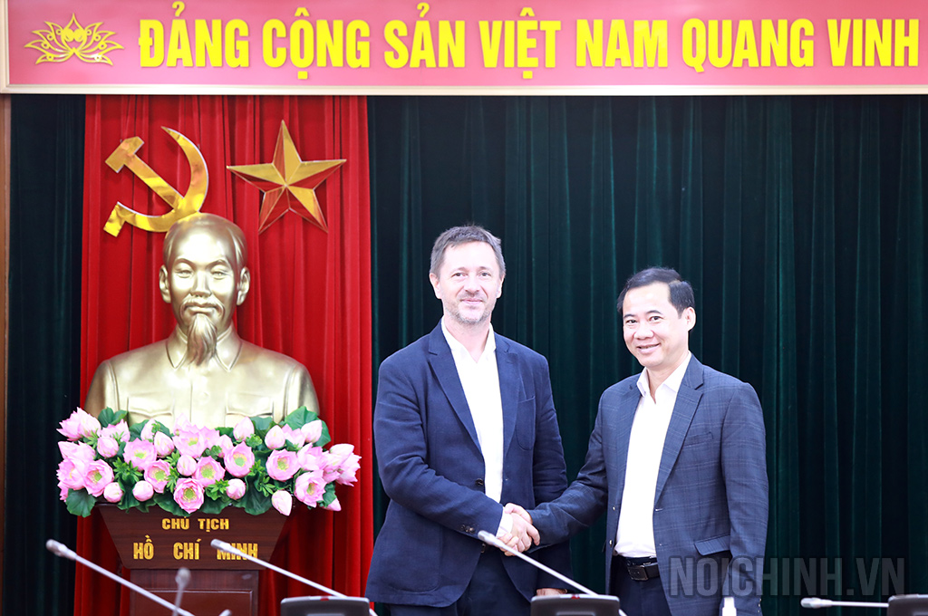 Đồng chí Nguyễn Thái Học, Phó trưởng Ban Nội chính Trung ương và ông Tibor Baloghdi, Đại sứ đặc mệnh toàn quyền Hung-ga-ri tại Việt Nam