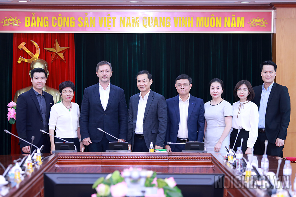 Đồng chí Nguyễn Thái Học, Phó trưởng Ban Nội chính Trung ương và Ông Tibor Baloghdi, Đại sứ đặc mệnh toàn quyền Hung-ga-ri tại Việt Nam chụn ảnh cùng đại biểu dự buổi làm việc