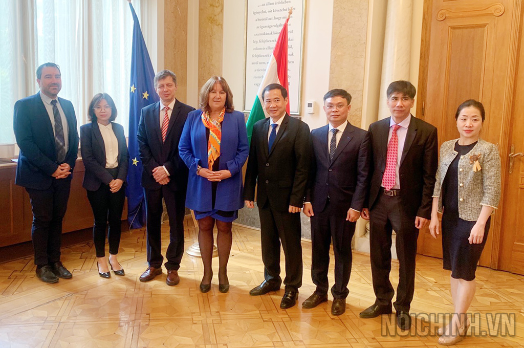 Đoàn công tác của Ban Nội chính Trung ương chụp ảnh lưu niệm với lãnh đạo Tòa án tối cao Hung-ga-ri