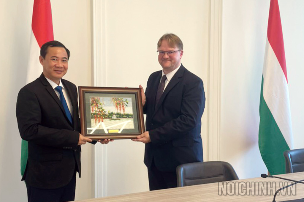 Đồng chí Nguyễn Thái Học, Phó Trưởng Ban Nội chính Trung ương tặng quà lưu niệm cho ngài Robert Repassy, Thứ trưởng Bộ Tư pháp Hung-ga-ri