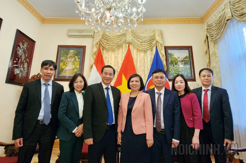 Đoàn công tác của Ban Nội chính Trung ương chụp ảnh lưu niệm với bà Nguyễn Thị Bích Thảo, Đại sứ Việt Nam tại Hung-ga-ri