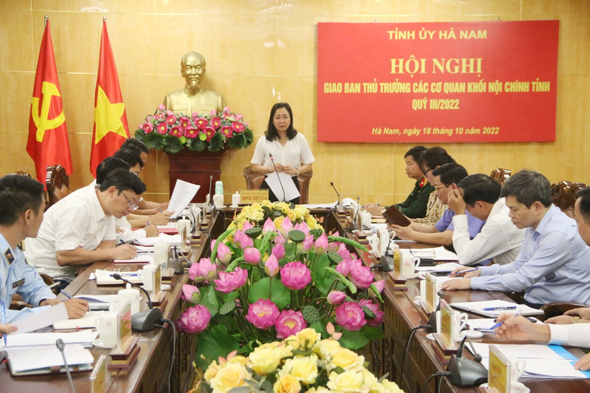 Đồng chí Đinh Thị Lụa, Phó Bí thư Thường trực Tỉnh ủy phát biểu kết luận tại Hội nghị