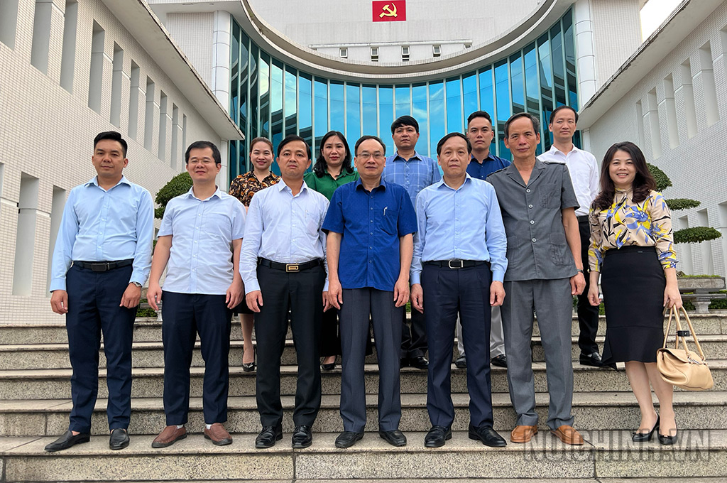 Đồng chí Nguyễn Thanh Hải, Phó trưởng Ban Nội chính Trung ương chụp ảnh lưu niệm với lãnh đạo, cán bộ công chức Ban Nội chính Tỉnh ủy Lào Cai