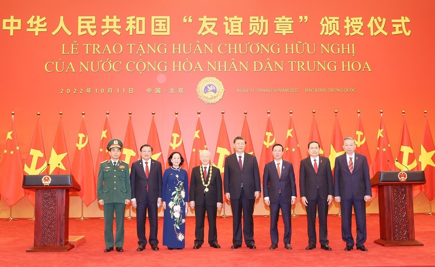 Tổng Bí thư, Chủ tịch Trung Quốc Tập Cận Bình và Tổng Bí thư Nguyễn Phú Trọng chụp ảnh với các thành viên Đoàn đại biểu cấp cao Việt Nam tại buổi Lễ