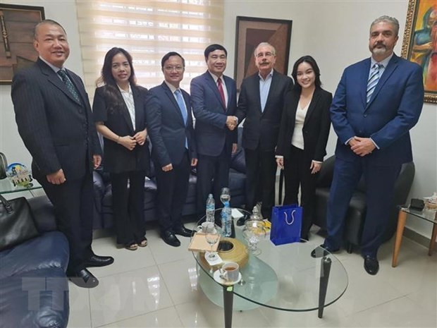 Đoàn đại biểu Đảng Cộng sản Việt Nam tại buổi làm việc với Chủ tịch đảng Giải phóng Dominica, cựu Tổng thống Danilo Medina Sánchez.