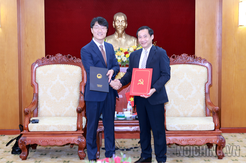 Đồng chí Nguyễn Thái Học, Phó trưởng Ban Nội chính Trung ương và ông Han-Sam-Súc, Cục trưởng Cục Chống tham nhũng - ACRC trao đổi Thư gia hạn Bản ghi nhớ hợp tác giai đoạn 2022-2024
