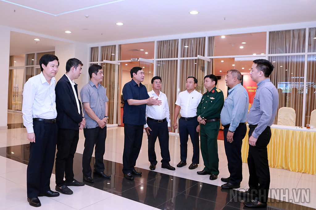 Đồng chí Trần Quốc Cường, Ủy viên Trung ương Đảng, Phó trưởng Ban Nội chính Trung ương trao đổi với đại biểu bên lề Hội nghị 