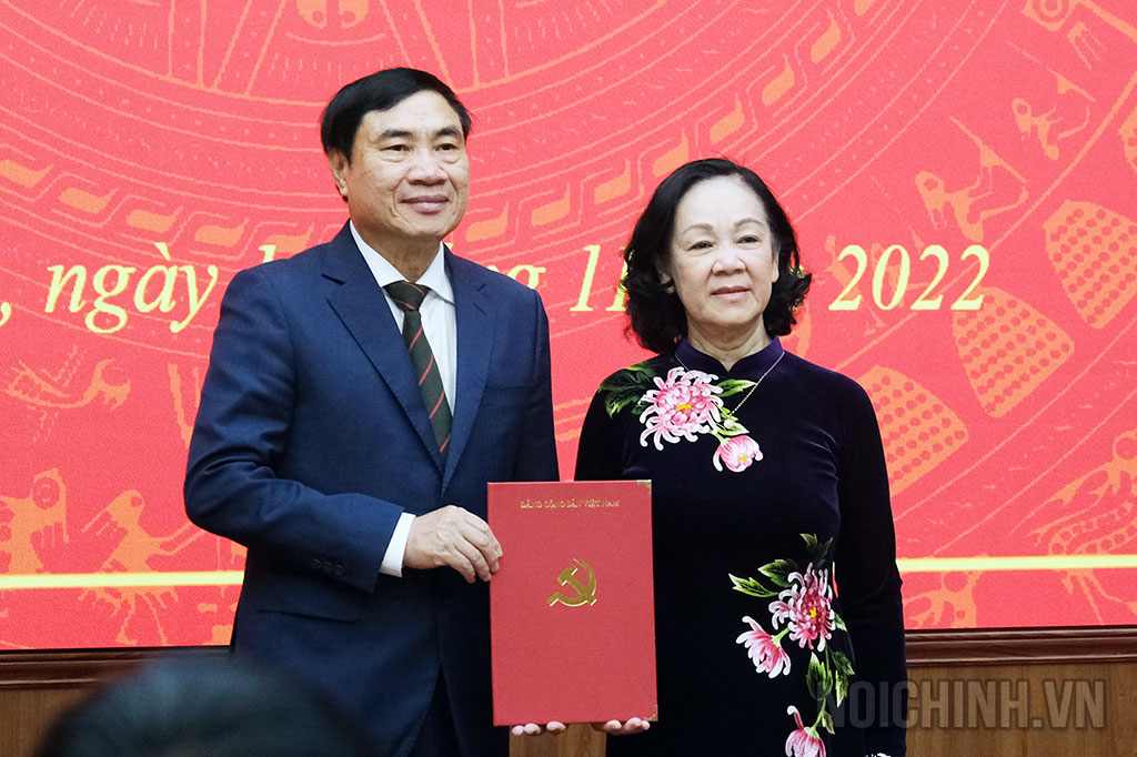 Đồng chí Trương Thị Mai, Ủy viên Bộ Chính trị, Trưởng Ban Tổ chức Trung ương trao quyết định của Bộ Chính trị về việc điều động, chỉ định nhân sự giữ chức Bí thư Tỉnh ủy Điện Biên, nhiệm kỳ 2020-2025 cho đồng chí Trần Quốc Cường
