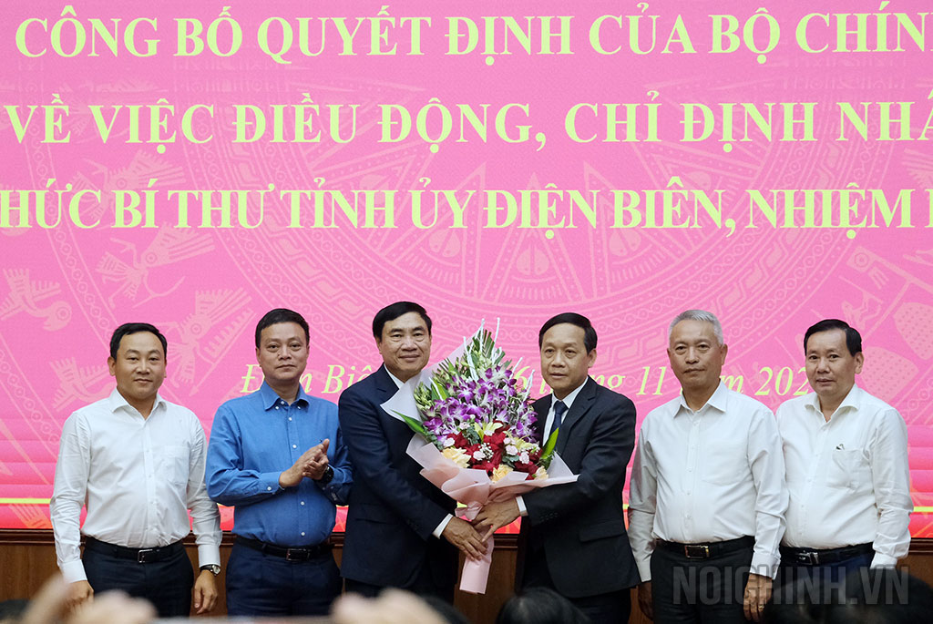 Đồng chí Nguyễn Thanh Hải, Phó Trưởng Ban cùng các đồng chí lãnh đạo cấp Vụ Ban Nội chính Trung ương tặng hoa chúc mừng đồng chí Trần Quốc Cường, Ủy viên Trung ương Đảng, Bí thư Tỉnh ủy Điện Biên 