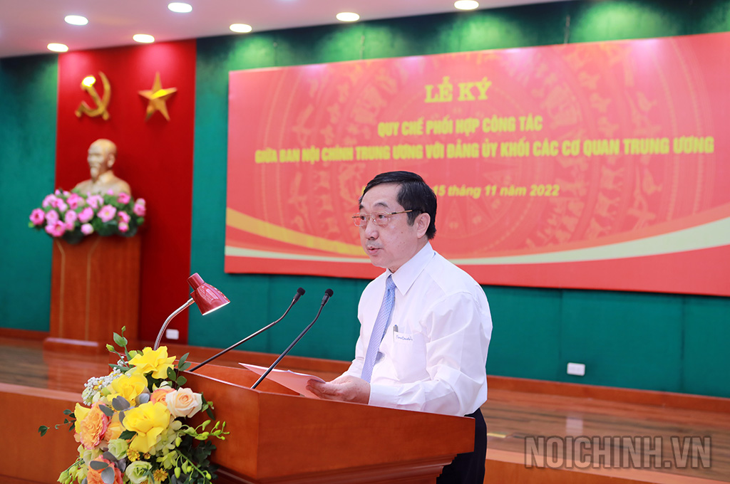 Đồng chí Nguyễn Khắc Minh, Quyền Vụ trưởng Vụ Theo dõi công tác phòng, chống tham nhũng trình bày dự thảo Quy chế phối hợp