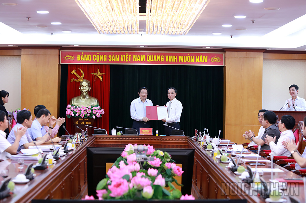 Đồng chí Phan Đình Trạc, Ủy viên Bộ Chính trị, Bí thư Trung ương Đảng, Trưởng Ban Nội chính Trung ương trao Quyết định cho đồng chí Tạ Văn Giang