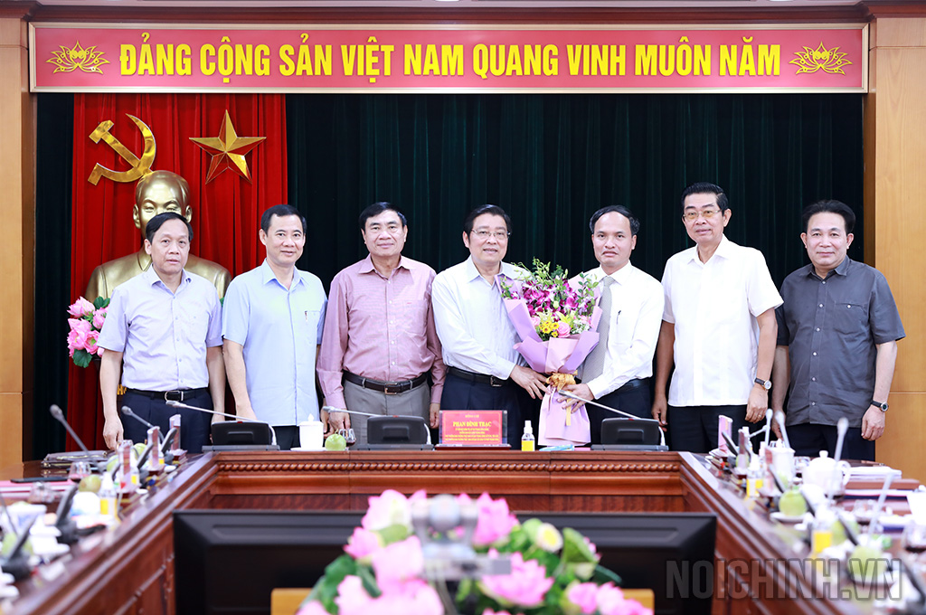 Lãnh đạo Ban Nội chính Trung ương chúc mừng đồng chí Tạ Văn Giang