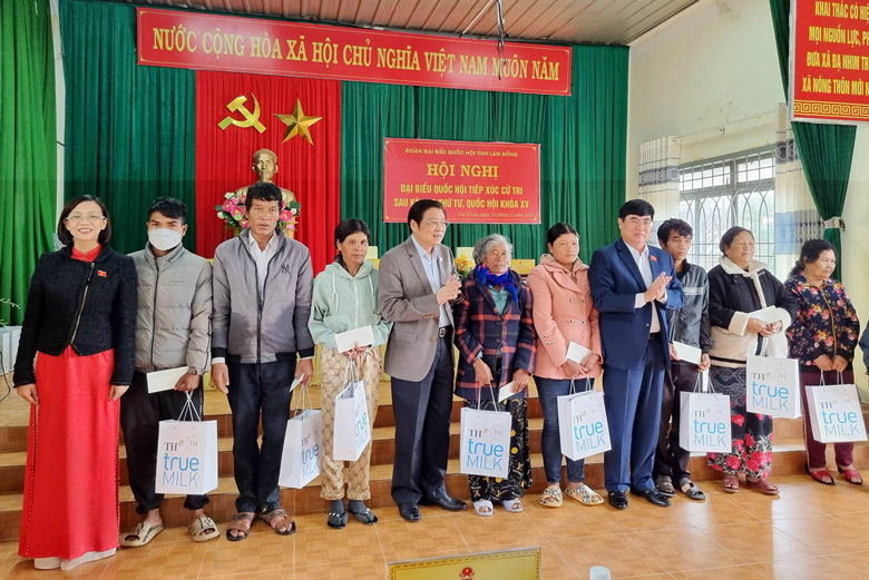 Đồng chí Phan Đình Trạc, Ủy viên Bộ Chính trị, Bí thư Trung ương Đảng, Trưởng Ban Nội chính Trung ương cùng Đoàn Đại biểu Quốc hội tỉnh Lâm Đồng  tặng quà đồng bào dân tộc thiểu số xã Đạ Nhim