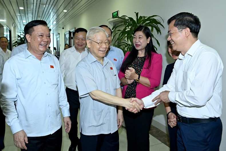 Tổng Bí thư Nguyễn Phú Trọng cùng các đại biểu và cử tri Đơn vị bầu cử số 1, thành phố Hà Nội. (Ảnh: ĐĂNG KHOA)