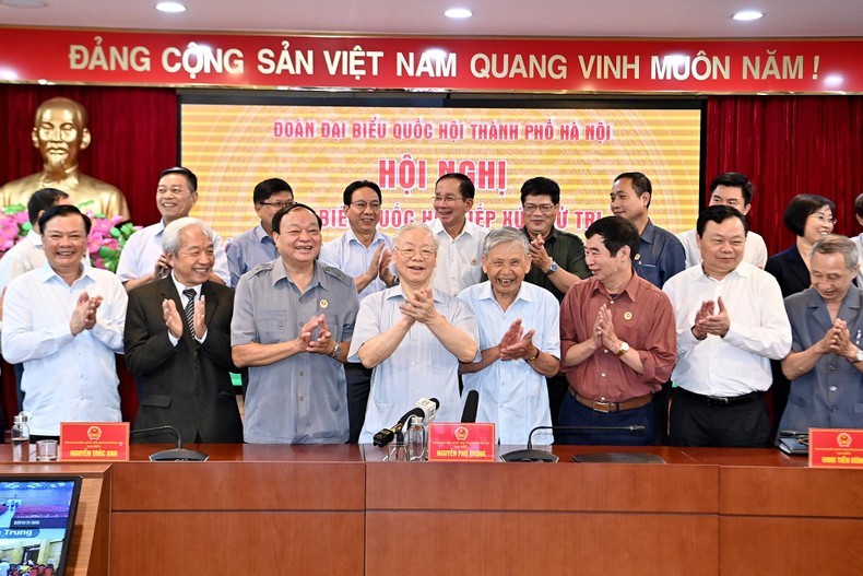 Tổng Bí thư Nguyễn Phú Trọng với các đại biểu và cử tri Đơn vị bầu cử số 1, thành phố Hà Nội. (Ảnh: ĐĂNG KHOA)