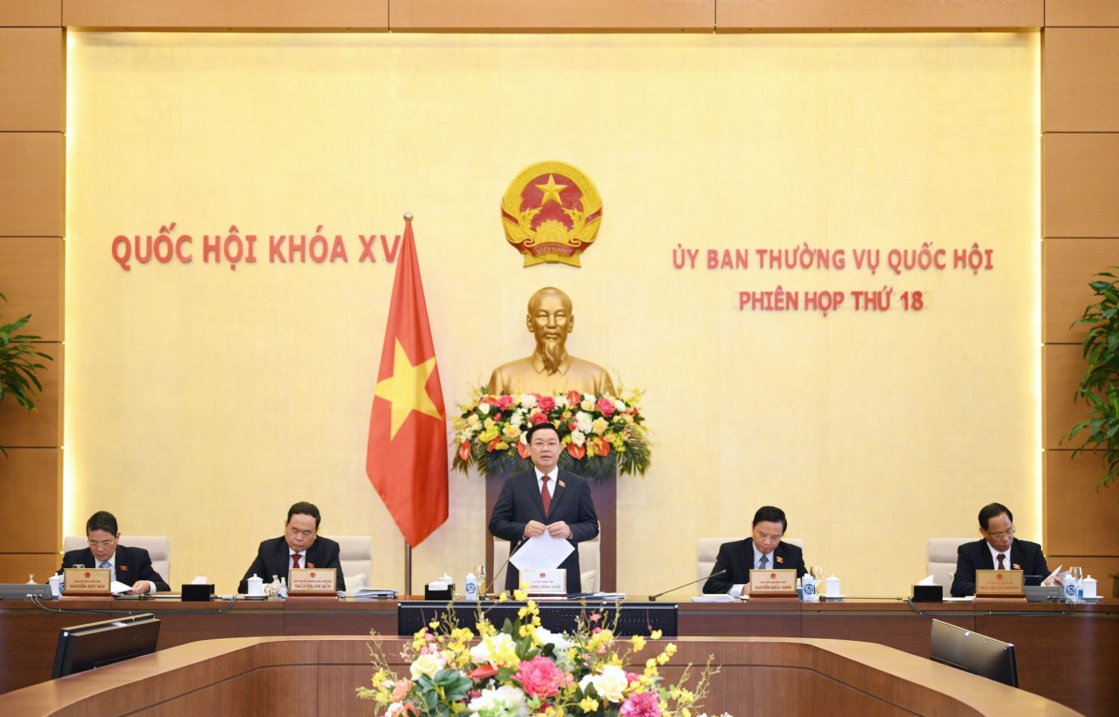 Đồng chí Vương Đình Huệ - Chủ tịch Quốc hội và các đồng chí Phó Chủ tịch Quốc hội đã chủ trì và điều hành Phiên họp thứ 18 của Ủy ban Thường vụ Quốc hội