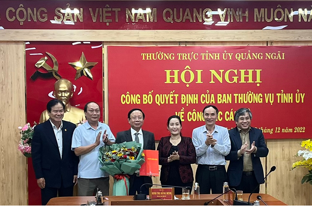 Đồng chí Đinh Thị Hồng Minh, Phó Bí thư Tỉnh ủy trao Quyết định và chúc mừng đồng chí Lương Kim Sơn